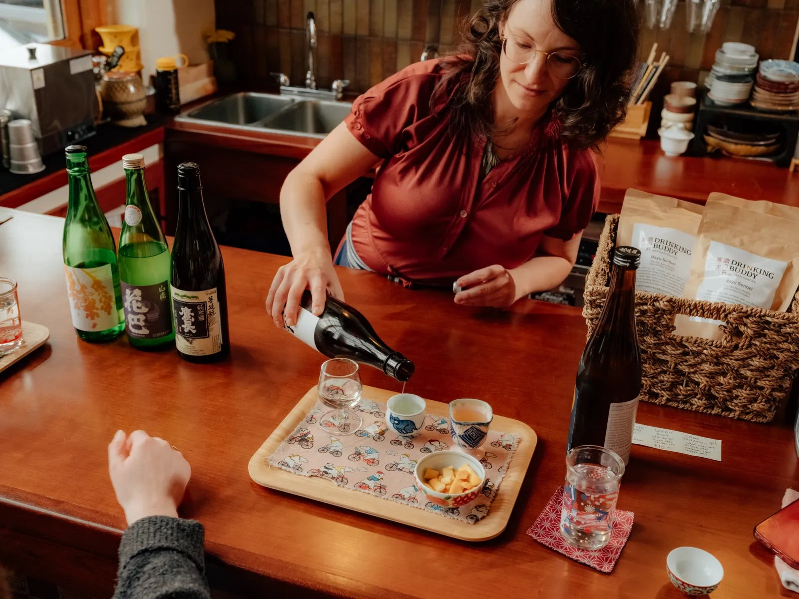 ポートランドのSunflower Sake店内。壁一面の日本酒の棚とカウンター